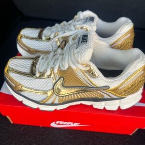 Nike Air Zoom Vomero 5 Metallic Gold W